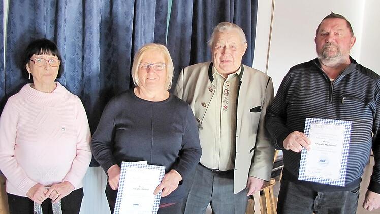 Ehrungen beim VdK-Ortsverband Gemünda. Unser Bild zeigt von links: Brgitte Hofmann, Sibylle Grund, den VdK-Ortsverbandsvorsitzenden Franz Vollkommer und Oswald Hofmann.  Foto: Martin Koch