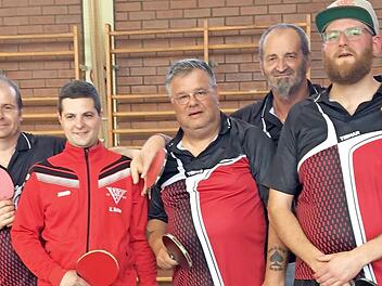 Mit einem Punkt Vorsprung sicherte sich im letzten Saisonspiel der TSV Ebersdorf den Meistertitel: v. l. Günter Neubauer, Kamil Bobko, Alexander Mergner, Michael Pinzer und Thomas Bergner.  Foto: Hans Franz