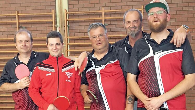 Mit einem Punkt Vorsprung sicherte sich im letzten Saisonspiel der TSV Ebersdorf den Meistertitel: v. l. Günter Neubauer, Kamil Bobko, Alexander Mergner, Michael Pinzer und Thomas Bergner.  Foto: Hans Franz