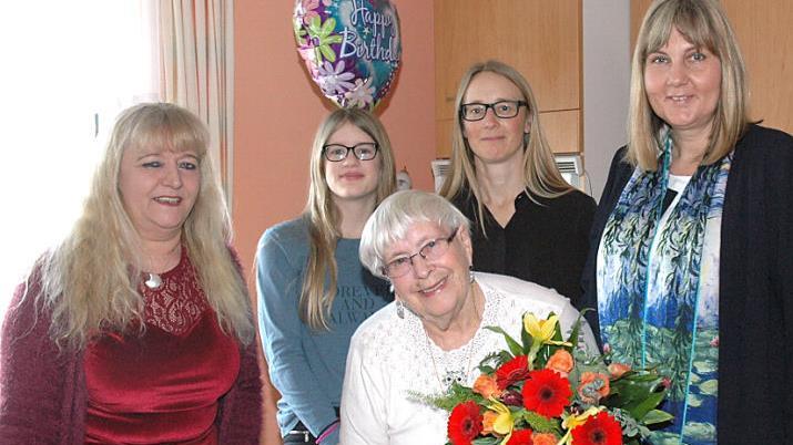 Ingeborg Korb feierte im Kreis ihrer Familie ihren 90. Geburtstag. Von links: Manuela Scott, Laura Scheler, Ingeborg Korb, Melanie Korb, Birgit Weber  Foto: Edwin Meißinger
