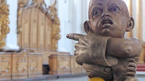 Im Inneren der Stephanskirche sitzt auf dem Taufstein das Christuskind auf einer metallenen Kugel. Wie der Künstler Jürgen Goertz es schuf, verkörpert es die Passion Jesu als leidender Christus von Anfang an. Im Rahmen des 1000-Jahre-Jubiläums wird diese Skulptur wohl Teil, aber auch Gegenstück der "Bamberger Apokalypse" sein.