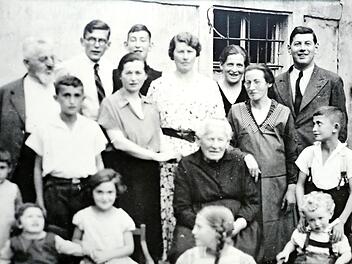 Familie Stühler/Rindsberg im Sommer 1934 in Adelsdorf: in der Mitte die damals 75 Jahre alte Amalia Stühler, umringt von ihren drei Töchtern, Verwandten aus Bamberg (hintere Reihe) und sieben Enkelkindern, darunter Rosi Rindsberg (untere Reihe, 3. von links), Siegfried Rindsberg (mittlere Reihe links im weißen Hemd) und Berthold Rindsberg (mittlere Reihe rechts mit Hosenträgern) Fotos: privat