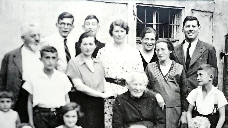 Familie Stühler/Rindsberg im Sommer 1934 in Adelsdorf: in der Mitte die damals 75 Jahre alte Amalia Stühler, umringt von ihren drei Töchtern, Verwandten aus Bamberg (hintere Reihe) und sieben Enkelkindern, darunter Rosi Rindsberg (untere Reihe, 3. von links), Siegfried Rindsberg (mittlere Reihe links im weißen Hemd) und Berthold Rindsberg (mittlere Reihe rechts mit Hosenträgern) Fotos: privat