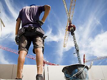 Bauarbeiter haben auch in Krisenzeiten viel zu tun. Sie sollen jetzt an den steigenden Umsätzen der Branche beteiligt werden, fordert die IG BAU.
