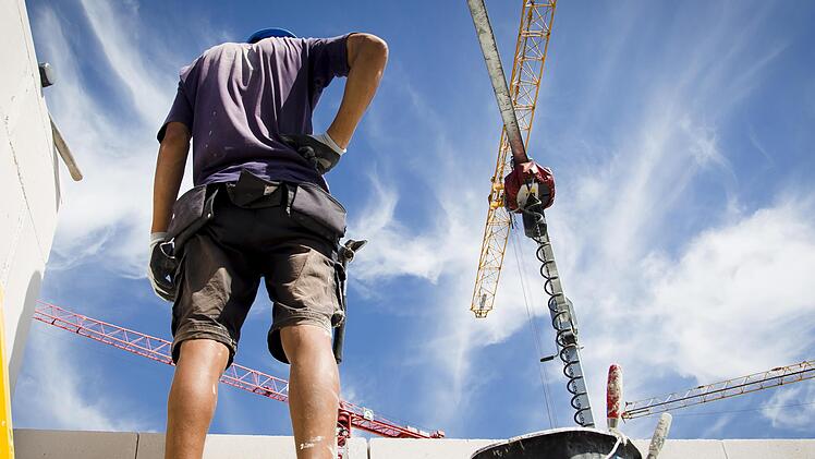 Bauarbeiter haben auch in Krisenzeiten viel zu tun. Sie sollen jetzt an den steigenden Umsätzen der Branche beteiligt werden, fordert die IG BAU.