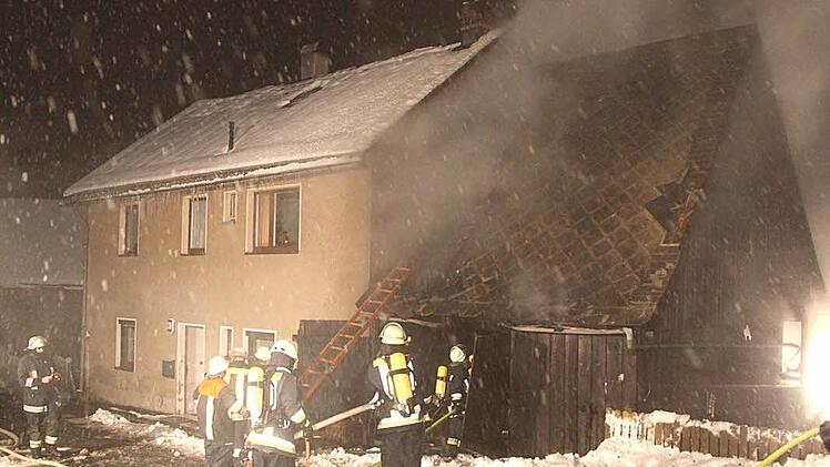 Während der Schuppen noch qualmt, ...