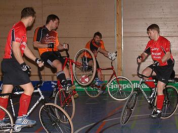 In einem vereinsinternen Duell trennten sich der RVC Steinwiesen II und III 3:3. In dieser Szene bringt Michael Schmittdorsch (im Hintergrund) einen Eckstoß nach innen, und sein Mitspieler Fabian Rehmet (2. von links) versucht den Ball in Richtung Tor weiterzuleiten. Links Markus Michel vom Tabellenführer Steinwiesen II, rechts Torsteher Sebastian Rehmet. Fotos: Hans Franz