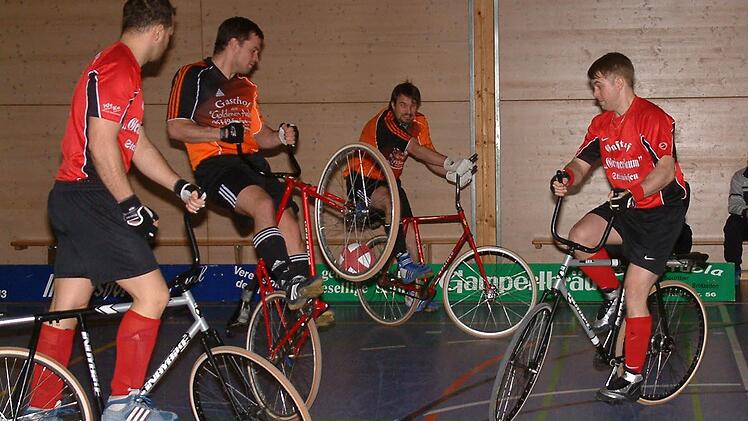 In einem vereinsinternen Duell trennten sich der RVC Steinwiesen II und III 3:3. In dieser Szene bringt Michael Schmittdorsch (im Hintergrund) einen Eckstoß nach innen, und sein Mitspieler Fabian Rehmet (2. von links) versucht den Ball in Richtung Tor weiterzuleiten. Links Markus Michel vom Tabellenführer Steinwiesen II, rechts Torsteher Sebastian Rehmet. Fotos: Hans Franz