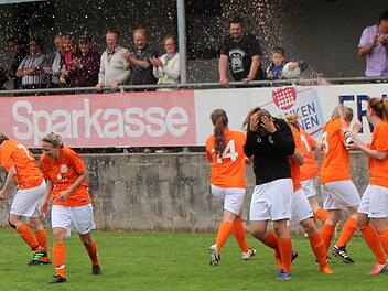 Nach dem Dettelbacher Doublegewinn darf die Sektdusche vor dem eigenen Publikum nicht fehlen. Foto: Thomas