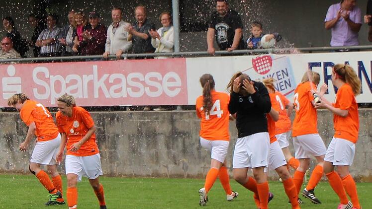 Nach dem Dettelbacher Doublegewinn darf die Sektdusche vor dem eigenen Publikum nicht fehlen. Foto: Thomas
