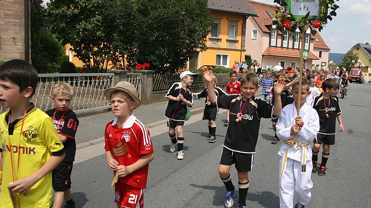 Fußball, Kampfsport, Fahrradfahrer - die Zweitklässler sind super-sportlich.