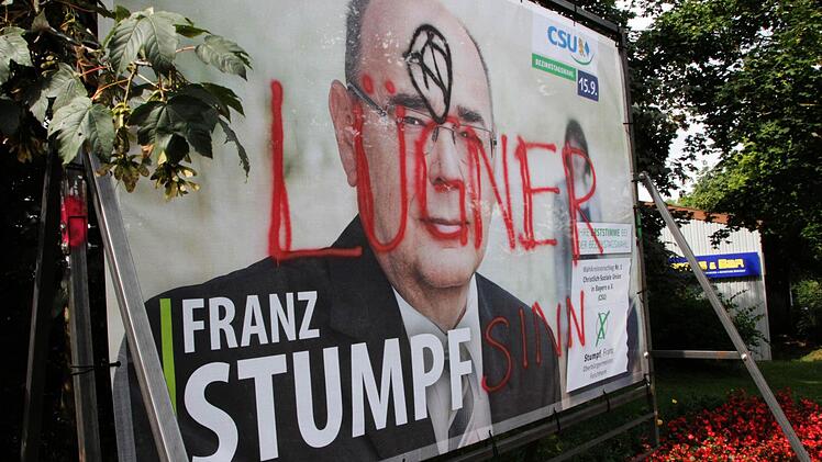 Fast alle Parteien sind betroffen: Doch am deutlichsten litt die Forchheimer CSU unter der Zerstörungswut der unbekannten Täter. Rund 20 Prozent der CSU-Plakate sind ruiniert. Foto: Josef Hofbauer