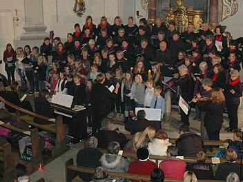Die Besucher des Adventskonzerts hören in der Pfarrkirche Wonfurt den Darbietungen der Sänger und Instrumentalmusiker unter der Gesamtleitung von Waltraud Hellwig in der Pfarrkirche Wonfurt zu. Unser Bild zeigt einen großen Teil der Mitwirkenden. Fotos: Ulrike Langer