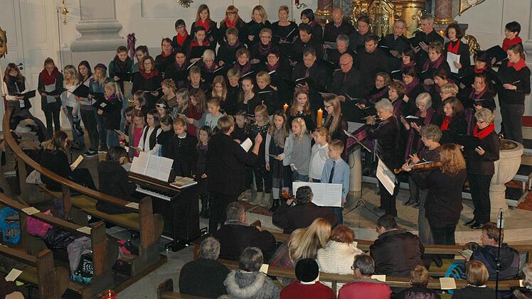 Die Besucher des Adventskonzerts hören in der Pfarrkirche Wonfurt den Darbietungen der Sänger und Instrumentalmusiker unter der Gesamtleitung von Waltraud Hellwig in der Pfarrkirche Wonfurt zu. Unser Bild zeigt einen großen Teil der Mitwirkenden. Fotos: Ulrike Langer