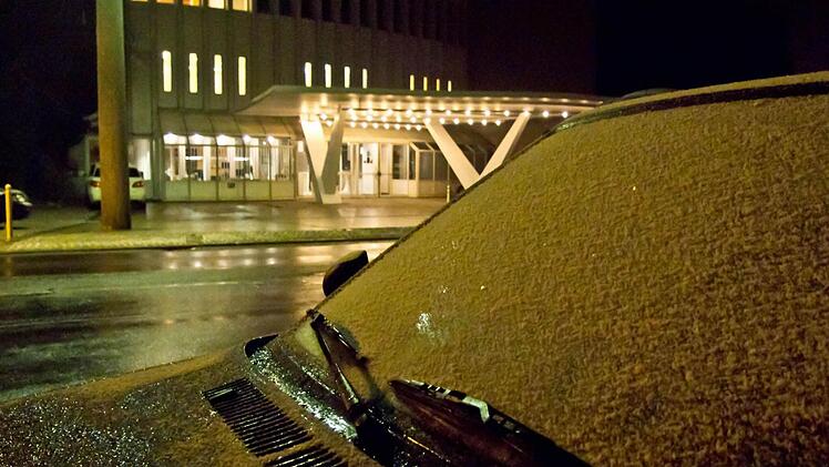 Verschneites Auto vor dem Coburger KongresshausFoto: Jochen Berger