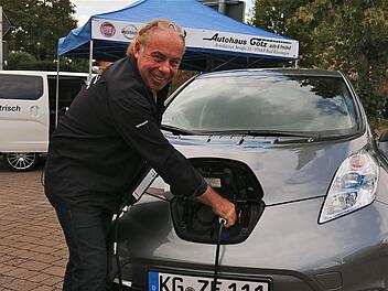 Beim Michaelsmarkt zeigte Händler Günter Götz, wie das Laden funktioniert. Foto: Archiv/ Gerd Schaar