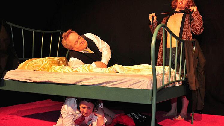 Spannend, gespickt mit schwarzem Humor, komisch und tragisch zugleich ist das Stück "Dreier" von Jens Roselt, das die Theaterwerkstatt Haßfurt unter der Regie von Nina Lorenz inszeniert hat. Unser Bild zeigt (von) links Stephan Bach, Ursula Gumbsch und Benjamin Bochmann.
