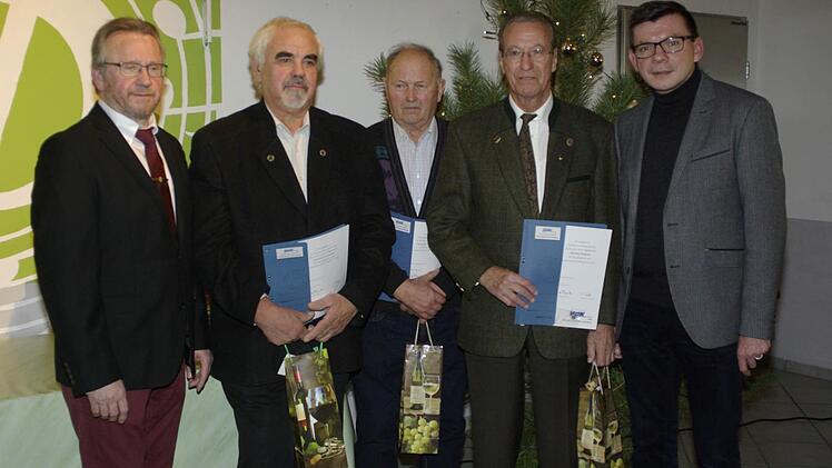 Kreis- und Ortsvorsitzender Engelbert Roith (links) und Bürgermeister Armin Warmuth (r.) würdigten die langjährige VdK-Mitgliedschaft von (v. l.) Markus Schaupp, Rudolf Brustmann und Walter Herzer.