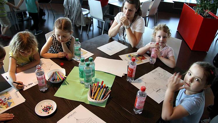 Viele Puma-Mitarbeiterinnen hatten sich als "Kritzelpaten" zur Verfügung gestellt. Foto: Richard Sänger