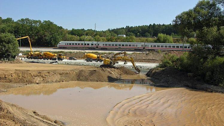 Für die Verlegung der ersten vorgefertigten Betontragplatte für die NBS-Fahrbahn nördlich von Coburg bündelten heimische Politiker (links), Bahnverantwortliche und Bauarbeiter ihre Kräfte. Oelzner