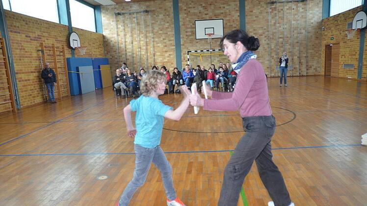 Auch für Kilian war es ein Triumph das Brett beim ersten Schlag mit der Hand zu spalten.