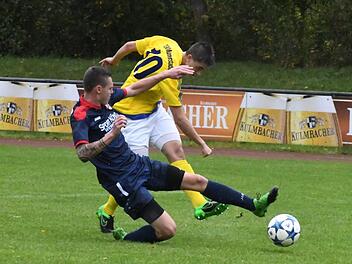 Dagegen halten: Martin Herbig (TSV Rannungen, vorne) muss seine Zweikampf-Qualit&auml;ten gegen Knetzgau unter Beweis stellen, Lukas Fleischmann (TSV M&uuml;nnerstadt) will eine gute Leistung im Spiel gegen S&ouml;mmersdorf abrufen.Hopf