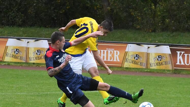Dagegen halten: Martin Herbig (TSV Rannungen, vorne) muss seine Zweikampf-Qualit&auml;ten gegen Knetzgau unter Beweis stellen, Lukas Fleischmann (TSV M&uuml;nnerstadt) will eine gute Leistung im Spiel gegen S&ouml;mmersdorf abrufen.Hopf