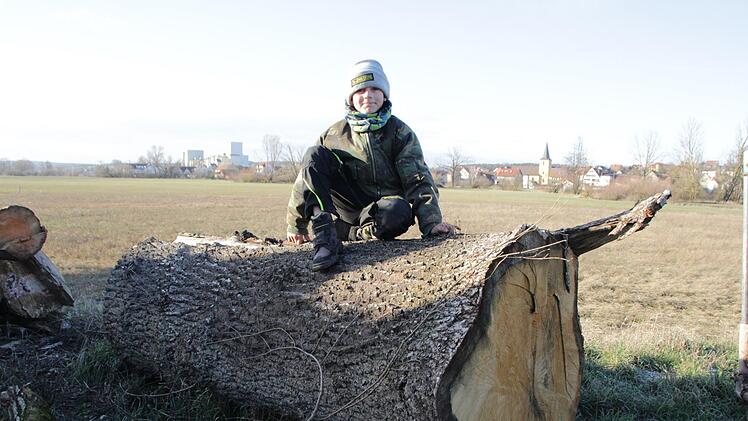 Dieses Stück Baumstamm  am Ortsrand von Wind zeugt noch von der Wucht des Sturms.  Der mächtige Baum wurde umgeworfen und krachte quer über die Straße in ein Nachbaranwesen.  Foto: Andreas Dorsch