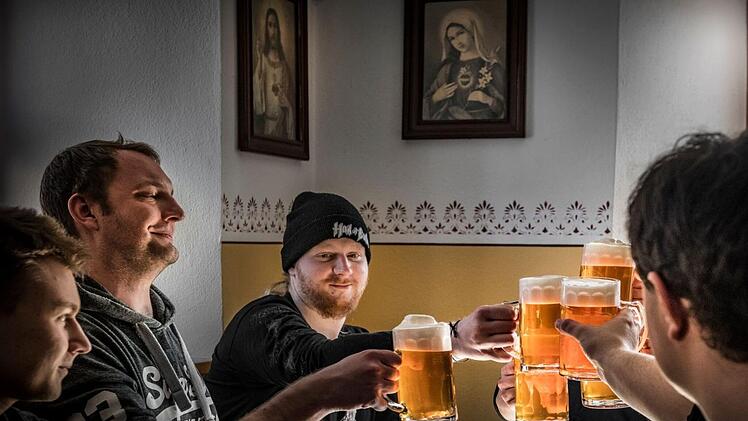 Zum Wohl: In der Zoigl-Stube ist man automatisch per Du.  Foto: Peter von Felbert