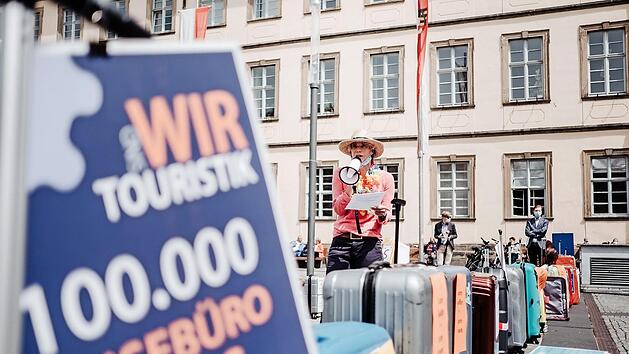 Mitarbeiter der Touristik-Branche machten gestern auf dem Maxplatz auf ihre prek&auml;re Situation in Zeiten von Corona aufmerksam. Foto: Lea Schreiber
