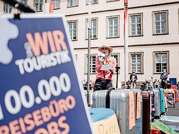 Mitarbeiter der Touristik-Branche machten gestern auf dem Maxplatz auf ihre prekäre Situation in Zeiten von Corona aufmerksam. Foto: Lea Schreiber