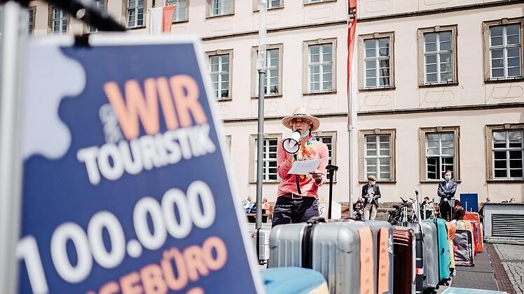 Mitarbeiter der Touristik-Branche machten gestern auf dem Maxplatz auf ihre prekäre Situation in Zeiten von Corona aufmerksam. Foto: Lea Schreiber