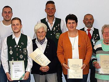 Links vorn stehen Michael Kastl und Ulla Müller. Rechts Armin Hahn und Karl Bauer.