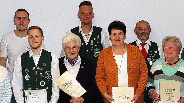 Links vorn stehen Michael Kastl und Ulla Müller. Rechts Armin Hahn und Karl Bauer.