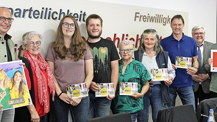 Der Landrat und BRK-Vorsitzende Christian Meißner (ganz links), seine Stellvertreterin Rosemarie Göhring (2. von links), der BRK-Kreisgeschäftsführer Thomas Petrak (2. von rechts) und Stefan Gagel von Baur (ganz rechts) freuten sich gemeinsam mit ...