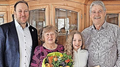 Stefan Reichold (von links), Regina St&ouml;&szlig;el, Enkelin Amelie Deason und Ubald St&ouml;&szlig;el.