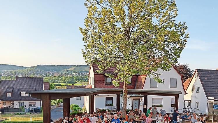 An der Linde gab es im Anschluss ein geselliges Beisammensein.