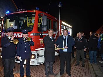 Mit Beifall und Hörnerklang wurde das neue Feuerwehrauto in Burggrub begrüßt. Bürgermeister Rainer Detsch (Dritter von links) überreichte symbolisch den Fahrzeugschlüssel an Kommandant Dirk Raupach.  Foto: Hofmann