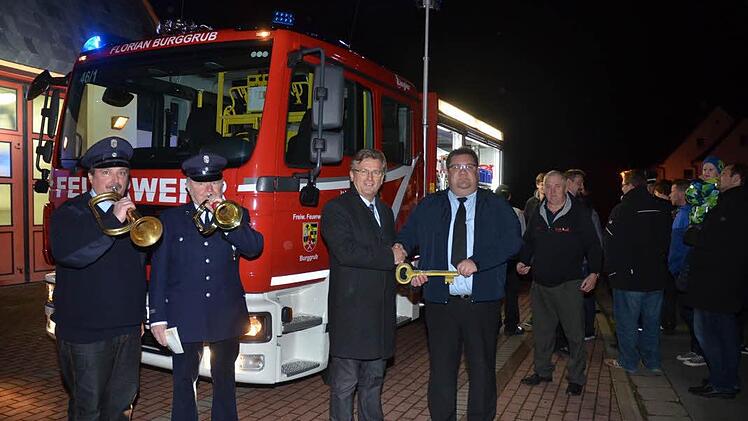 Mit Beifall und Hörnerklang wurde das neue Feuerwehrauto in Burggrub begrüßt. Bürgermeister Rainer Detsch (Dritter von links) überreichte symbolisch den Fahrzeugschlüssel an Kommandant Dirk Raupach.  Foto: Hofmann