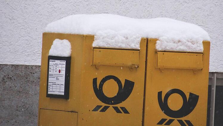 Verschneite Briefkästen vor der Coburger Hauptpost
