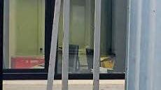 Ein Gitter haben die Täter verbogen und ein Fenster aufgehebelt und sich so Zugang zu der Firma verschafft. Foto: privat