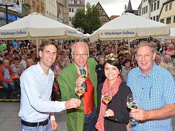 Sehr gut besucht war das Bad Kissinger Weinfest bei der Eröffnung am Donnerstagabend. Die Gäste wurden begrüßt von Veranstalter Joachim Krohn (links), den Kabarettisten Martin Rassau (2. v. l.) und Bernhard Ottinger (rechts) und der Fränkischen Weinkönigin Kristin Langmann.  Foto: Peter Rauch