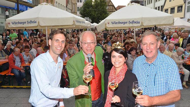 Sehr gut besucht war das Bad Kissinger Weinfest bei der Eröffnung am Donnerstagabend. Die Gäste wurden begrüßt von Veranstalter Joachim Krohn (links), den Kabarettisten Martin Rassau (2. v. l.) und Bernhard Ottinger (rechts) und der Fränkischen Weinkönigin Kristin Langmann.  Foto: Peter Rauch