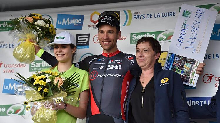 Als aktivster Fahrer der ersten Etappe bei der Sarthe-Rundfahrt durfte Grischa Janorschke aufs Podium und erhielt einen Preis. Foto: Team Roth/Elisa Haumesser