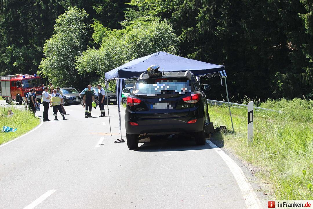 Motorradfahrer stuerzt und rutscht in Gegenverkehr - Biker verstirbt noch am Unfallort