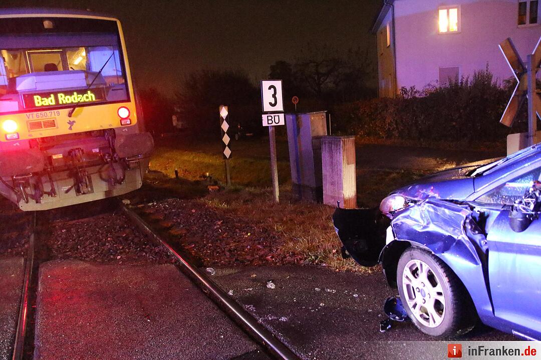 Auto kollidiert in Coburg mit Triebwagen