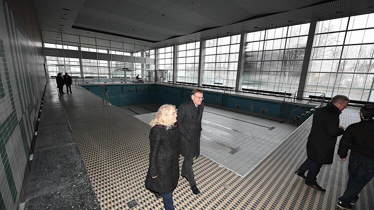 OB Andreas Starke und Uni-Kanzlerin Dagmar Steuer-Flieser gehen durch die alte Schwimmhalle. Foto: Ronald Rinklef