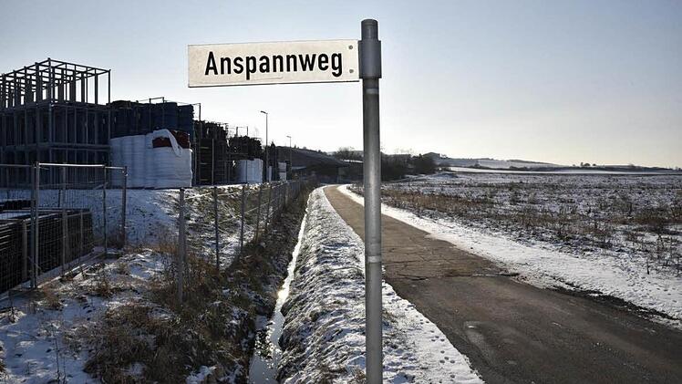 Der Anspannweg im Bebauungsgebiet "Industriegebiet Fränkische Rohrwerke - Werk West" wird entwidmet, da er seine Funktion zur Erschließung der Grundstücke verliert. Damit muss die Planung für die Firmenerweiterung erneut ausgelegt werden. Die Fränkischen Rohrwerke (links ist das Firmenareal zu erkennen) wollen größer werden (rechts liegen die Erweiterungsflächen).  Foto: Gerold Snater