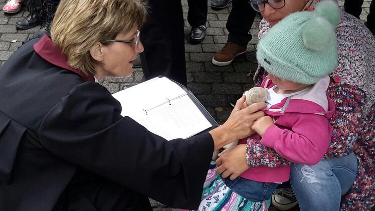 Wer seinen Vierbeiner nicht leibhaftig mitgebracht hatte,  konnte von Prädikantin Kirsten Zinn das Stofftier segnen lassen.  Pralle