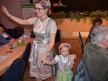 Große und kleine Models faszinierten mit einem farbenfrohen Augenschmaus und sorgten für viel Spaß mit einer Trachtenmodenschau Fotos: K.- H. Hofmann